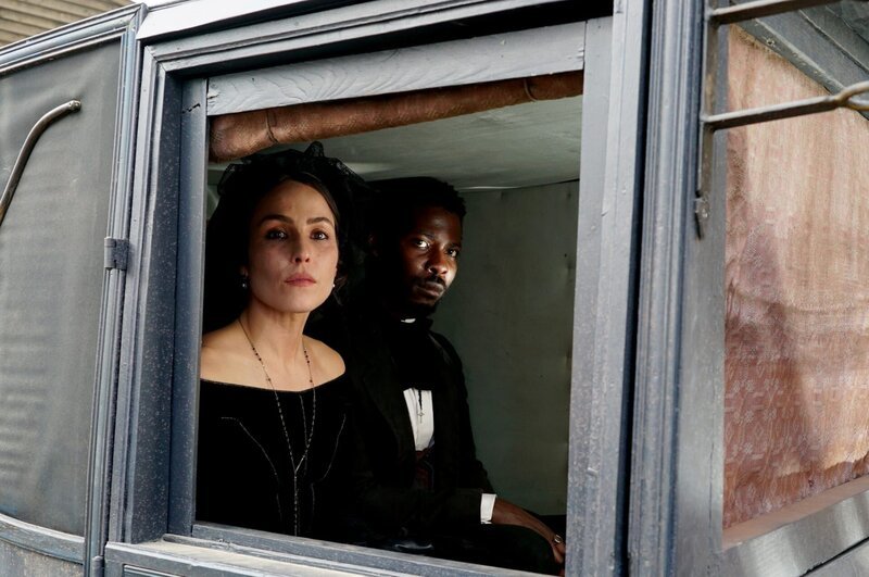 Elizabeth (Noomi Rapace, li.) – Bild: Cattleya Srl