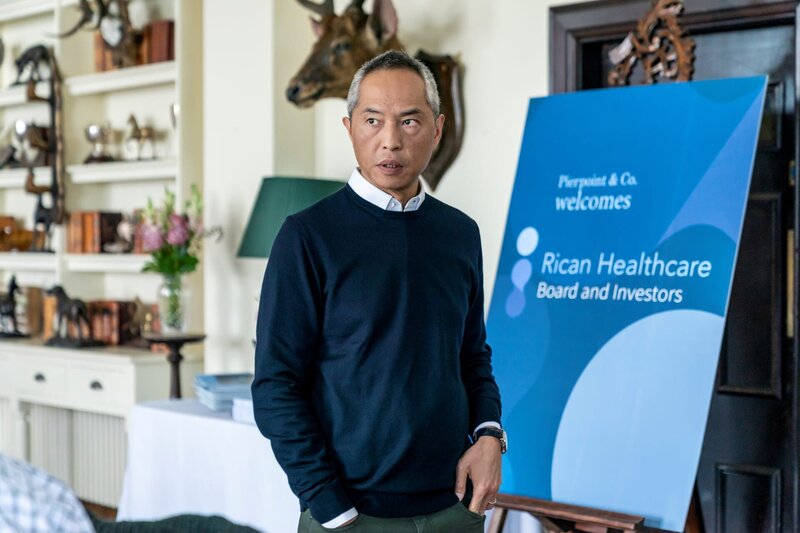 Eric Tao (Ken Leung) – Bild: Warner /​ Die Verwendung ist nur bei redaktioneller Berichterstattung im Rahmen einer Programmankündigung ab 2 Monate vor der ersten Auss /​ © 2022 Home Box Office, Inc. All Rights Reserved.