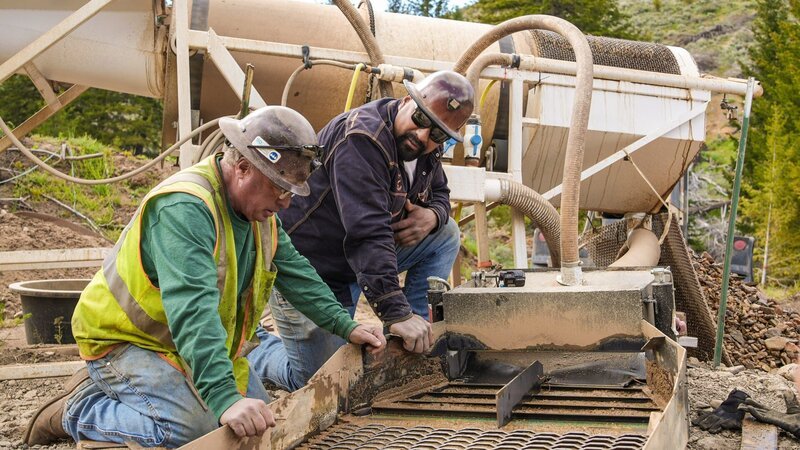 Freddy und Juan inspizieren die Schleuse – Bild: Discovery, Inc.
