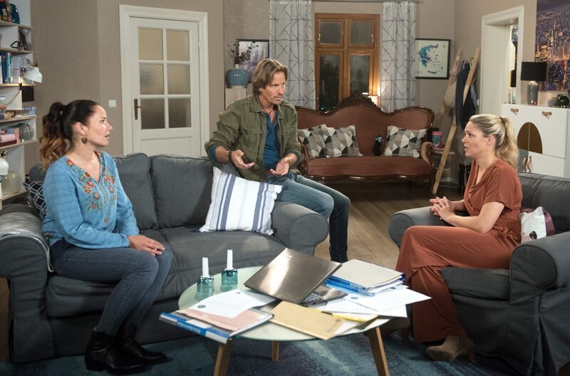 Britta (Jelena Mitschke, r.) macht Ben (Hakim Michael Meziani, M.) und Tina (Katja Frenzel, l.) begreiflich, dass es eine gemeinsame Strategie braucht, um Lilly aufzufangen. – Bild: Nicole Manthey