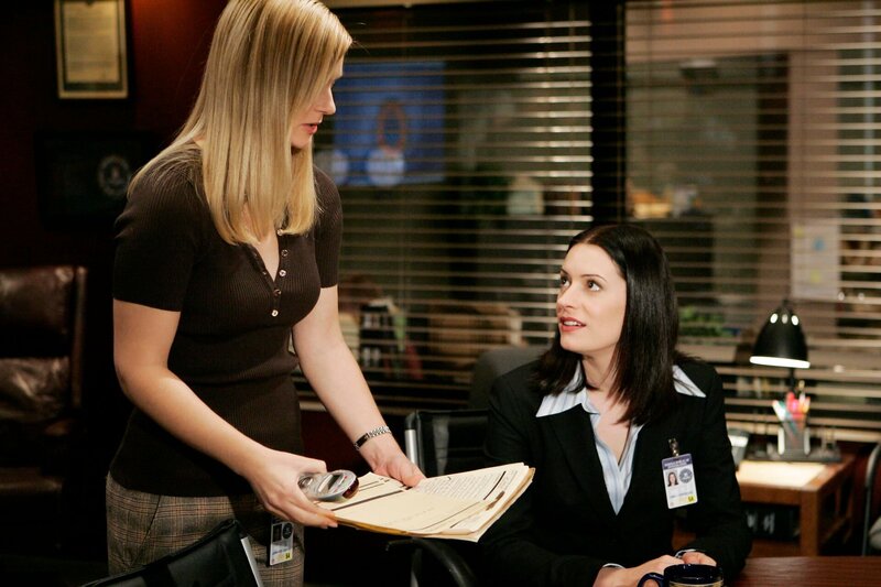 JJ (AJ Cook, l.) und Emily Prentiss (Paget Brewster, r.) suchen nach Hinweisen, um einen neuen Fall lösen zu können … – Bild: 13TH STREET 2006 Touchstone Television
