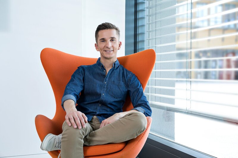 „PUR+“-Moderator Eric Mayer. – Bild: ZDF/​Jana Kay