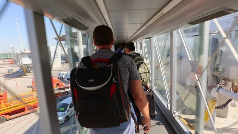 Darryl with a bag on his back. – Bild: Discovery