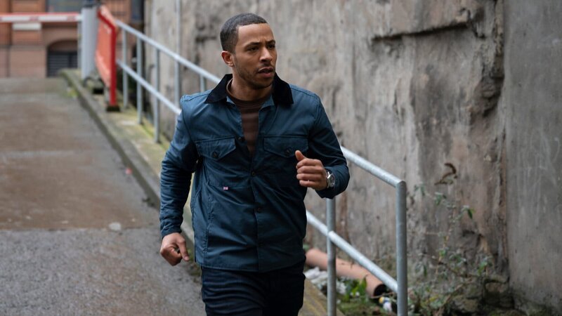 Tyrone Clarke (Ukweli Roach) geht einer Spur nach. – Bild: Graeme Hunter, Black Camel Pictures, All4Media International