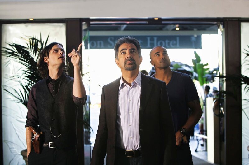 Ein neuer Fall wartet auf Reid (Matthew Gray Gubler, l.), Derek (Shemar Moore, r.), Rossi (Joe Mantegna, M.) und das restliche Team … – Bild: 13th Street