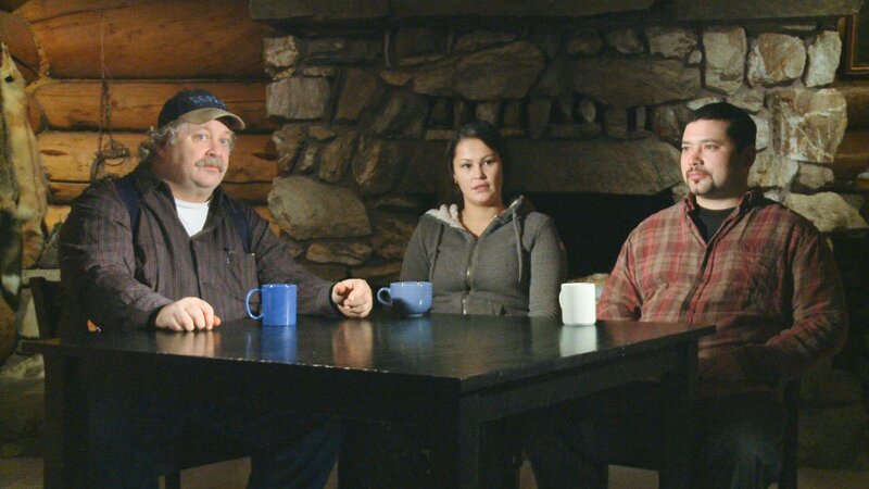 Courtney Agnes (C) talks to her father, Pat Moore (L) and brother, Thomas Moore (R), about the storm they got caught in while out on their fishwheel. – Bild: Discovery Communications