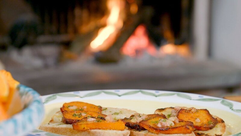 Am Fuße des Ätna hat Domenico Nicoloso ein typisches sizilianisches Herbstessen zubereitet: Kürbis süß-sauer auf Weißbrot. – Bild: Florianfilm