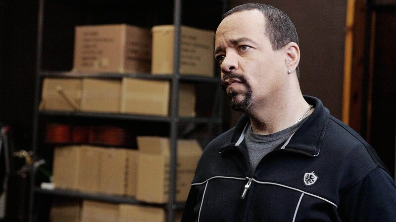 Ein ehemaliger Juwelendieb wird verdächtigt, hinter der Entführung eines Mädchens zu stecken. Odafin „Fin“ Tutuola (Ice-T) gelingt es den Mann in einem Laden aufzuspüren, wo er sich angeblich vor Einbrechern verschanzt hat. – Bild: TVNOW /​ NBC Universal