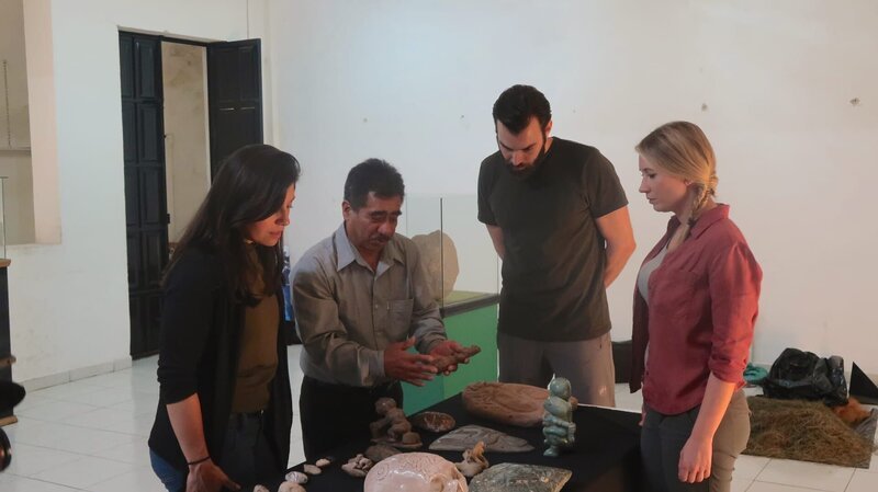 Die Außendienstmitarbeiter Sarah Cruddas (r.), Nick Karnaze (2.v.r.) und ihre Übersetzerin Marcia (l.) sprechen mit Museumsdirektor Rafael Montiel (2.v.l.). – Bild: Discovery Communications, LLC