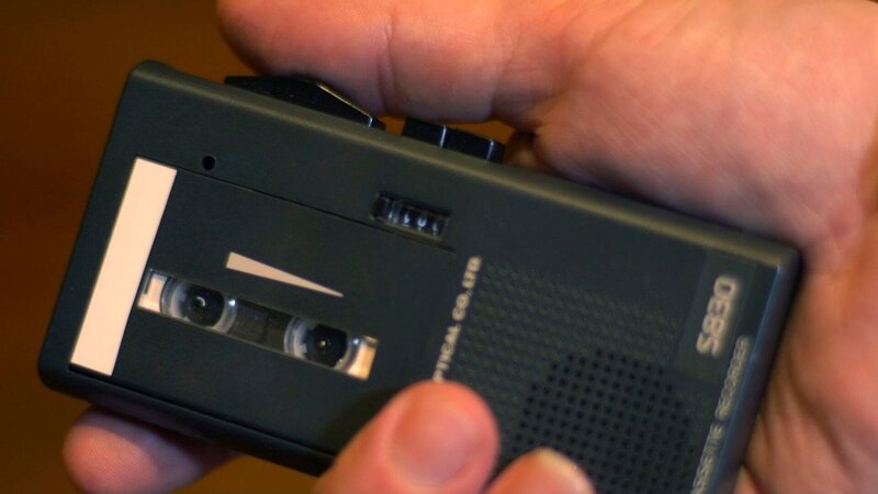 Olympus S830 MICRO CASS RECORD-RETURN ZWECKEN – Bild: Crime + Investigation /​ 2020 Vivid Page Media Pty Ltd