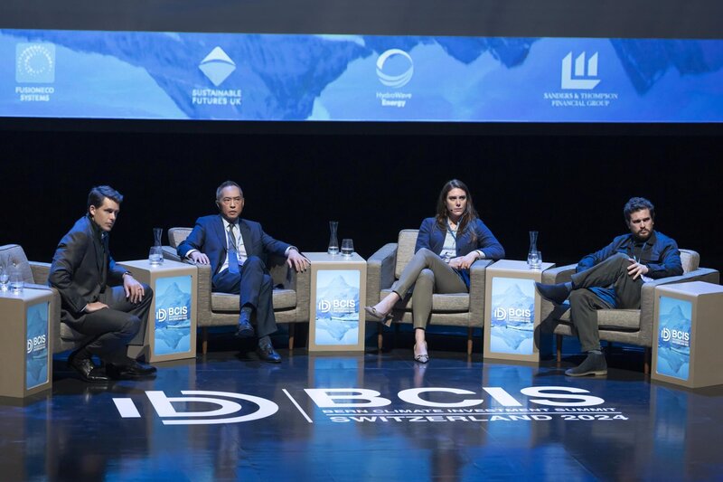l-r: Robert Spearing (Harry Lawtey), Eric Tao (Ken Leung), Henry Muck (Kit Harington, 1. von re.) – Bild: Warner /​ 2024 Home Box Office, Inc.