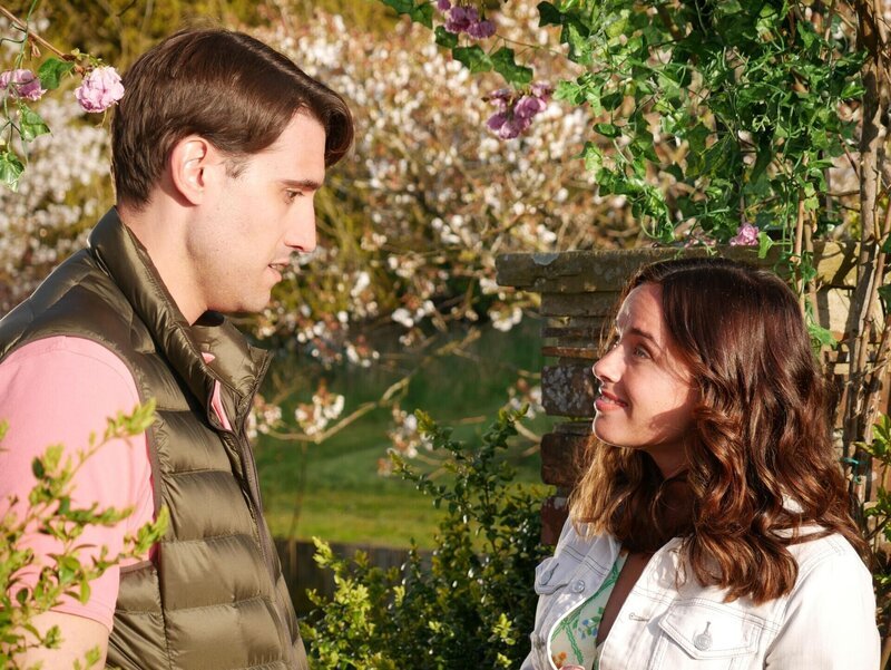 Stella (Georgia May Foote),hat ihr Leben schon vorgeplant. Sie will das familiäre Restaurant übernehmen und ihren langjährigen Freund heiraten. Als dieser Lebenstraum plötzlich in sich zusammenfällt, nimmt sie einen Job als Köchin in einem Londoner Restaurant an. In der Großstadt muss sie sich an ein neues Leben gewöhnen und im Restaurant tut sich ein Kritiker auf, der ständig etwas zu bemängeln hat. Stella bleibt dennoch optimistisch.  +++ Die Verwendung des sendungsbezogenen Materials ist nur mit dem Hinweis und Verlinkung auf RTL+ gestattet. +++ – Bild: RTL /​ Reel One International