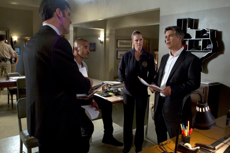 Versuchen alles, um einen Fall um ermordete Prostituierte aufzudecken: Morgan (Shemar Moore, 2.v.l.), Hotch (Thomas Gibson, l.), JJ (AJ Cook, 2.v.r) und Cruz (Esai Morales, r.) … – Bild: 13th Street