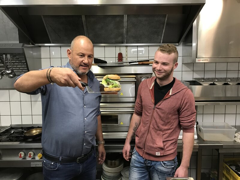 Vom kriselnden Restaurant zum Burger- und Pizza-Hotspot: Starkoch Frank Rosin (l.) krempelt die Ärmel hoch und gibt Koch Sven Tirrel (r.) in Garrel, Niedersachsen wertvolle Tipps … – Bild: Kabel Eins