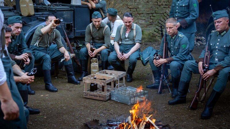 Ende Juni 1942 werden Männer des Reservepolizei-Bataillons 101 nach Polen versetzt. Ihr Auftrag in den kommenden Wochen und Monaten: Sie sollen jüdische Männer, Frauen und Kinder erschießen. – Bild: Honorarfrei – nur für diese Sendung inkl. SocialMedia bei Nennung ZDF und Harald Habets. Ende Juni 1942 werden Männer des Reservepolizei-Bataillons 101 nach Polen versetzt. Ihr Auftrag in den kommenden Wochen und Monaten: Sie sollen jüdische Männer, Frauen und Kinder erschießen. – Bild: Honorarfrei – nur für diese Sendung inkl. SocialMedia bei Nennung ZDF und Harald Habets.