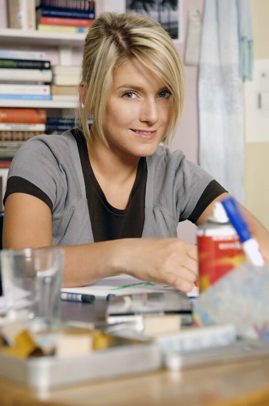 Anna Polauke (Jeanette Biedermann) könnte alles haben: Mit ihrem Talent, ihrem Fleiß und ihrer Beharrlichkeit wäre sie überall willkommen – auch in der Werbeagentur Broda & Broda. Dort zu arbeiten wäre ihr großer Wunsch. Doch zwischen ihr und ihrem Traum steht eine scheinbar unüberwindliche Hürde: Anna ist entsetzlich schüchtern und bringt kein Wort heraus, wenn sie vor fremden Menschen steht. – Bild: SAT.1 /​ Claudius Pflug