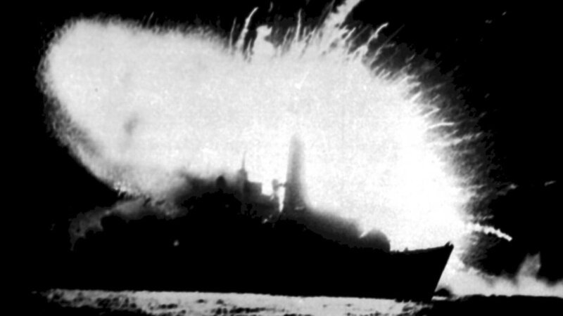 Seegefecht im Falklandkrieg 1982. Entscheidend für den britischen Sieg ist die Operation „Rubikon“ von BND und CIA, die über Jahrzehnte mehr als 100 Staaten ausspioniert. – Bild: ZDF und Martin Cleaver