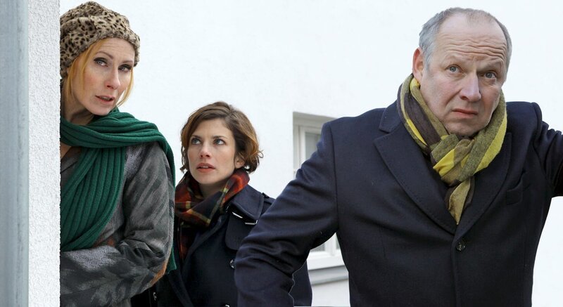 Sandra (Anna Rot, m.) und Hans (Axel Milberg, r.) Iris (Andrea Sabatzki, l.) – Bild: ZDF / Petro Domenigg Sandra (Anna Rot, m.) und Hans (Axel Milberg, r.) Iris (Andrea Sabatzki, l.) – Bild: ZDF / Petro Domenigg