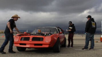 Farmtruck, Azn and their mechanic, Tim, inspect The Farmbird at the Fontana Auto Club Speedway. – Bild: Discovery Communications