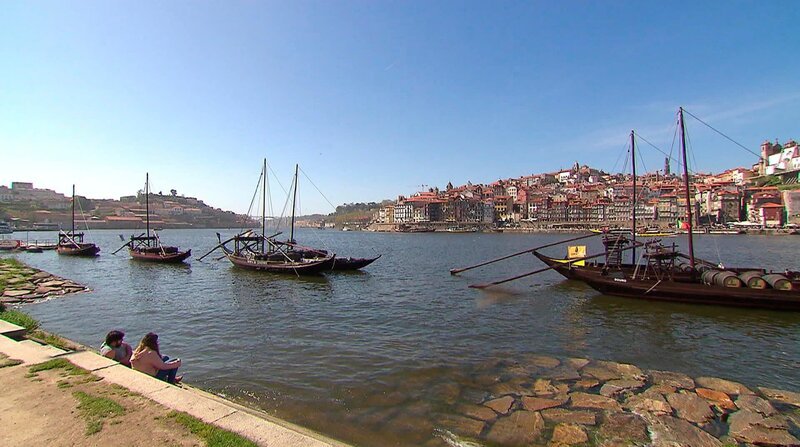 Boote Douro. Auf den historischen Rabelo-Booten wurde einst der Portwein transportiert. Heute sind sie ein beliebtes Fotomotiv. – Bild: ZDF und SR/​Martin Schindel