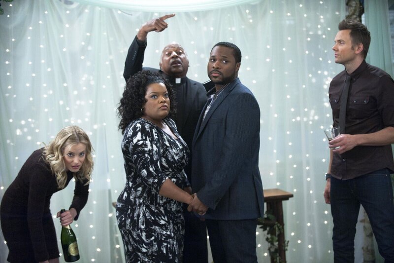 Britta (Gillian Jacobs, l.), Annie und Jeff (Joel McHale, r.) planen eifrig die Hochzeit. Doch dann vergisst Shirley (Yvette Nicole Brown, 2.v.l.) beinahe ihre Hochzeitsprobe und kommt zu spät. Andre (Malcolm-Jamal Warner, 2.v.r.) ist sauer … – Bild: Sony Pictures Television Inc. All Rights Reserved. Lizenzbild frei