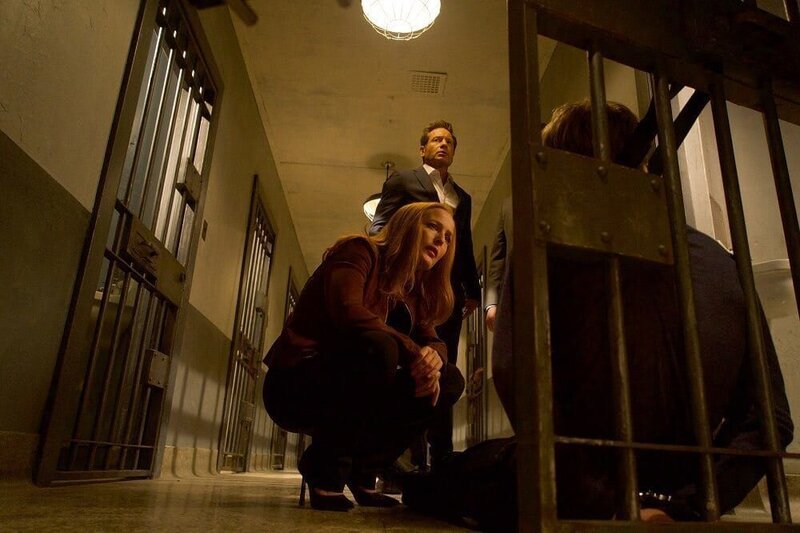 Mulder (David Duchovny) und Scully (Gillian Anderson) – Bild: Unknown