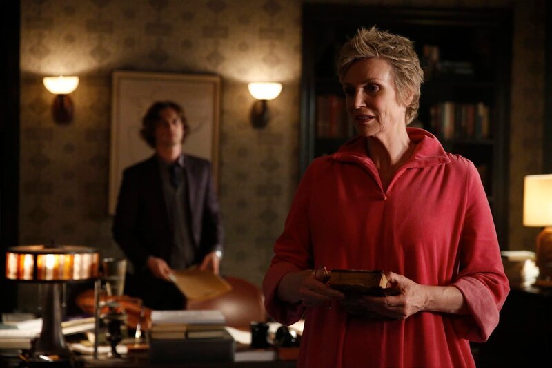 Vorne: Diana Reid (Jane Lynch) – Bild: 2016 ABC Studios-CBS Broadcasting 13TH STREET Photocredit Mandatory, Editorial Use Only, NO archive, NO Resale