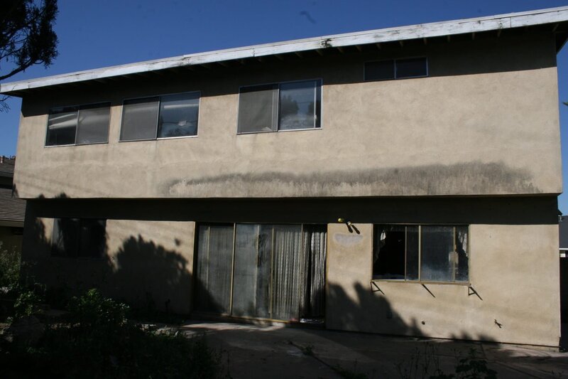 Wenn Tarek und Christina dieses Haus kaufen wollen, müssen sie dies ungesehen tun. Der Preis ist günstig und das Gewinnpotenzial ist groß, aber was lauert hinter der heruntergekommenen Fassade?; Wenn Tarek und Christina dieses Haus kaufen wollen, müssen sie dies ungesehen tun. Der Preis ist günstig und das Gewinnpotenzial ist groß, aber was lauert hinter der heruntergekommenen Fassade? – Bild: HGTV/​Scripps Networks, LLC.