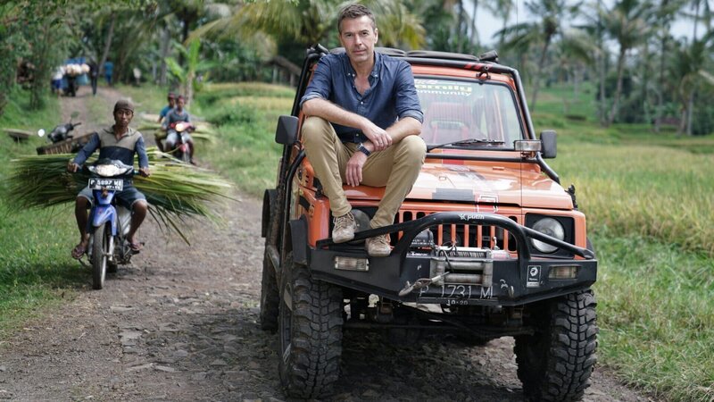 Dirk Steffens auf dem Weg zu einem geheimnisvollen Vulkan auf Java. – Bild: ZDF und Oliver Roetz