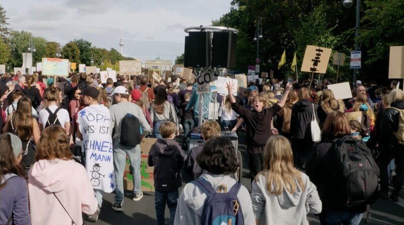 Der 13-jährige Luis möchte die Klimakrise aufhalten. Deshalb engagiert er sich seit über acht Monaten fast jeden Freitag mit Schüler*innen bei der Bewegung Fridays for Future. Luis sorgt für Stimmung, 270.000 Menschen sind zur großen Demo in Berlin gekommen. – Bild: rbb/​Cordula Garrido