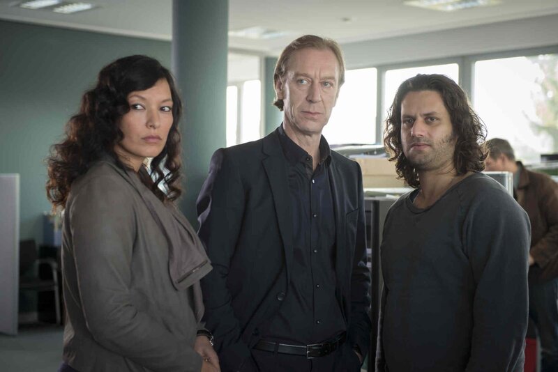 Für Andreas steht schon seit geraumer Zeit fest, dass Anja (Yangzom Brauen, l.), Lutz (Adam Bousdoukos, r.) und auch Abteilungsleiter Bremme (Oliver Stritzel, M.) unter einer Decke stecken. Da gibt ihm Anja einen klaren Vertrauensbeweis … – Bild: ProSiebenSat.1 Media SE