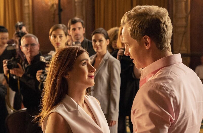 Gretchen (Aya Cash, l.); Jimmy (Chris Geere, r.) – Bild: 2019 FX Productions, LLC. All rights reserved. /​ Byron Cohen Lizenzbild frei