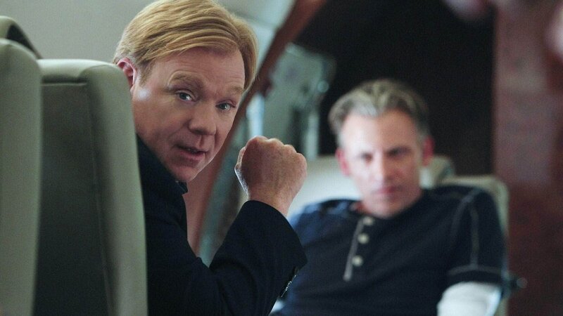 Horatio (David Caruso, l.) begleitet den Transport des gefährlichen Verbrechers Jack Toller (Callum Keith Rennie) nach Miami, als der Pilot plötzlich den Kurs wechselt … – Bild: TVNOW /​ CBS