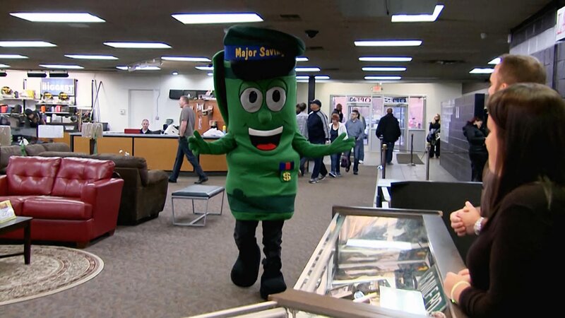 Das Maskottchen geht auf Ashley und Seth zu. – Bild: Warner Bros. Discovery