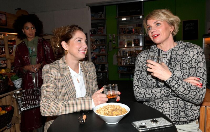 Nina (Maria Wedig, l.) ist voller Vorfreude auf ihre Flitterwochenreise. Yvonne (Gisa Zach) freut sich mit ihr. – Bild: RTL Deutschland