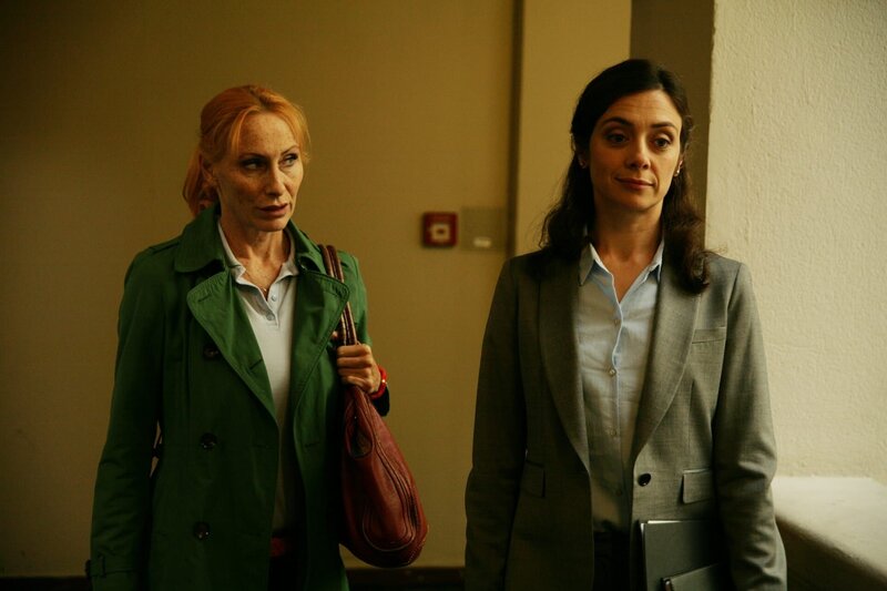 Bezirksstadträtin Catrin Reichelt (Julia Richter) wird von Bella (Andrea Sawatzki) auf die Zwangsräumung angesprochen. – Bild: Romance TV (DE) /​ Volker Roloff