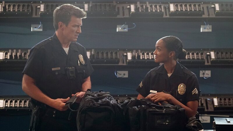 John Nolan (Nathan Fillion) lernt seine neue Ausbilderin Nyla Harper (Mekia Cox) kennen. – Bild: ZDF und Kelsey McNeal