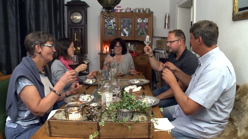 V.l.: Birgit, Birte, Gastgeberin Iris, Carsten und Thorsten – Bild: RTL Living