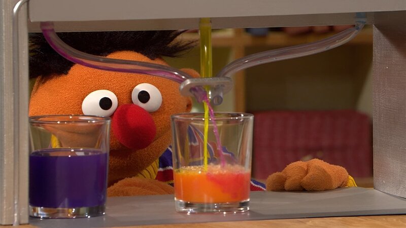 Ernie mischt Farben. – Bild: NDR/​Studio Hamburg Produktion/​Sesame workshop