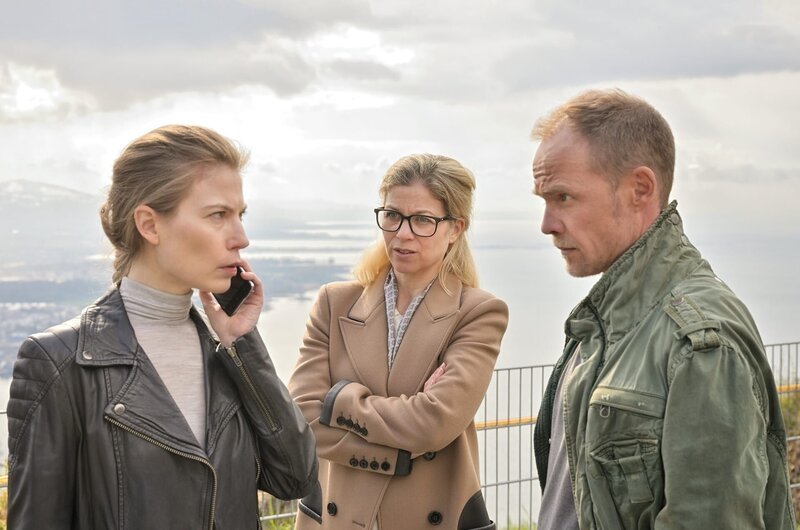 L-R: Hannah Zeiler (Nora Waldstätten), Karina Droste (Hilde Dalik), Micha Oberländer (Matthias Koeberlin). – Bild: ORF/​Graf Film/​Patrick Pfeiffer