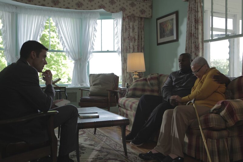 Als Ernestine Addison und ihr Sohn Bobby kaltblütig erschossen werden, ist die Nachbarschaft in Aufruhe. Lt. Joe Kendas (Carl Marino, l.) einziger Hinweis ist eine im Schatten verschwindende Gestalt. Sind auch Lincoln Wilson (Henry Louis Adams Jr., M.) und die anderen Nachbarn in Gefahr? – Bild: Jupiter Entertainment Lizenzbild frei