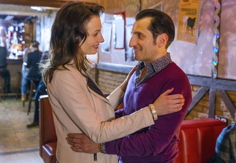 Hasan Haferkamp (Tim Seyfi, r.) erhält von seiner alten Bekannten Nadja (Dagny Dewath, l.) einen brisanten Auftrag: Ihr Mann Steve, ein erfolgreicher Vermögensberater, wurde entführt. Die Detektei „Koslowski & Haferkamp“ soll ihn finden. – Bild: ARD