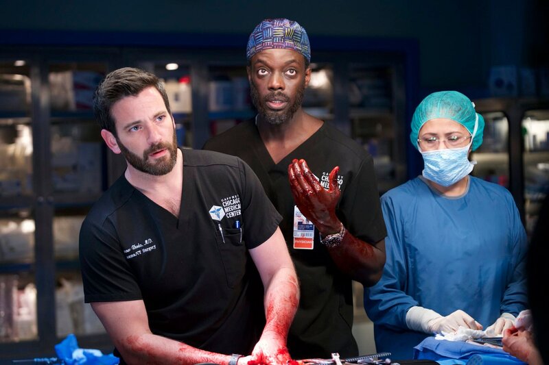 Colin Donnell als Dr. Connor Rhodes, Ato Essandoh als Dr. Isidore Latham – Bild: NBCUniversal Media, LLC/​NBC
