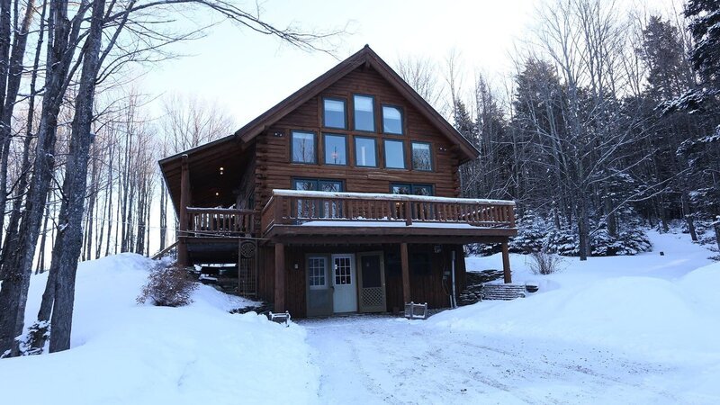 The exterior of the Woodland Cabin in Vermont, as seen on HGTV’s Log Cabin Living – Bild: WSP 6D DS1 /​ © 2018, Scripps Networks, LLC. All Rights Reserved.