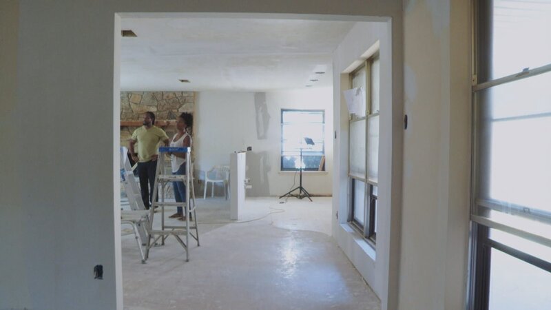 Andy und Ashleys neuer Flip ist im begehrten Vorort Benbrook. – Bild: HGTV