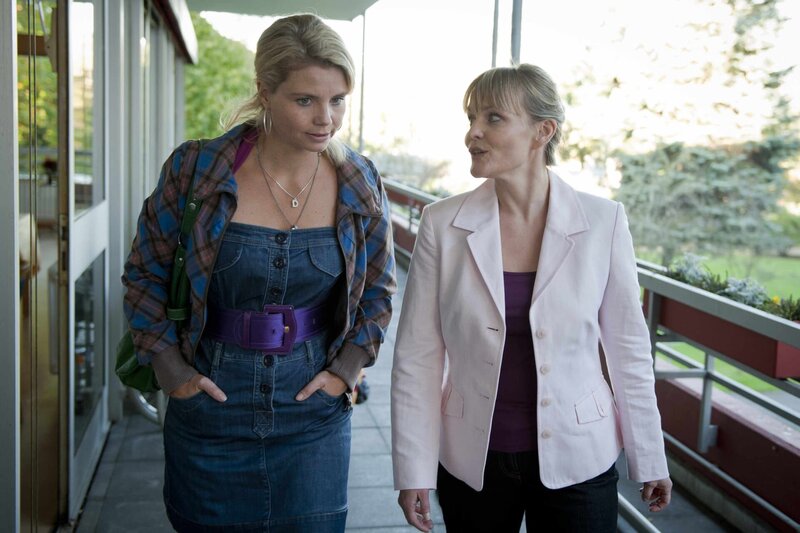 Als Jochen Happe nach zwei Monaten erfahren hat, dass seine Mutter im Altersheim verstarb und anonym begraben wurde, bittet er Danni (Annette Frier, l.) um Hilfe. – Bild: SAT.1 /​ Frank Dicks