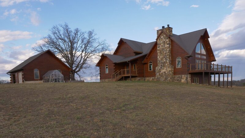 The exterior of the Lakeshore Cabin in Tennessee, as seen on HGTV’s Log Cabin Living – Bild: Scripps Networks, LLC.