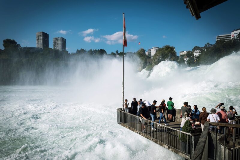 Ausflug mit Freunden aus Mexico am Rheinfall – Bild: SRF