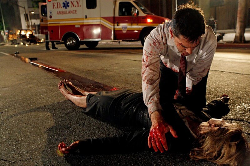 Hotch (Thomas Gibson, r.) versucht alles, um seiner Kollegin Kate Joyner (Sienna Guillory, l.) das Leben zu retten. Doch wird es ihm gelingen? – Bild: American Broadcasting Companies, Inc.