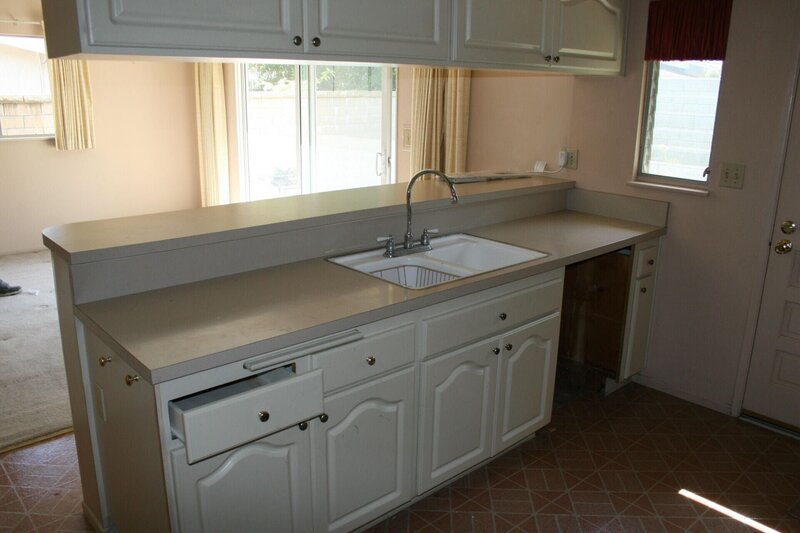 Die altbackene Einrichtung der 60er-Jahre Immobilie muss raus und gegen eine moderne, offenere Küche ersetzt werden. Doch bleibt dank Tareks Ausgaben für den Außenbereich noch genug Budget für eine hochwertige Ausstattung übrig? – Bild: HGTV/​Scripps Networks, LLC